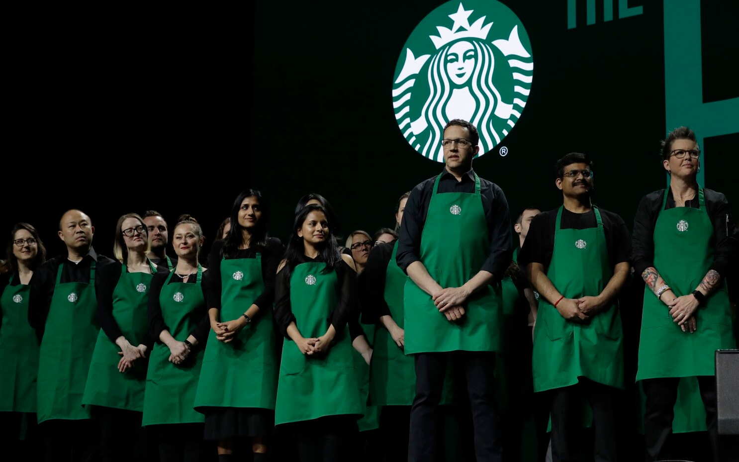 Đồng Phục Starbucks Bí Quyết Xây Dựng Thương Hiệu Quán Cafe 6 Barista trong đồng phục starbucks