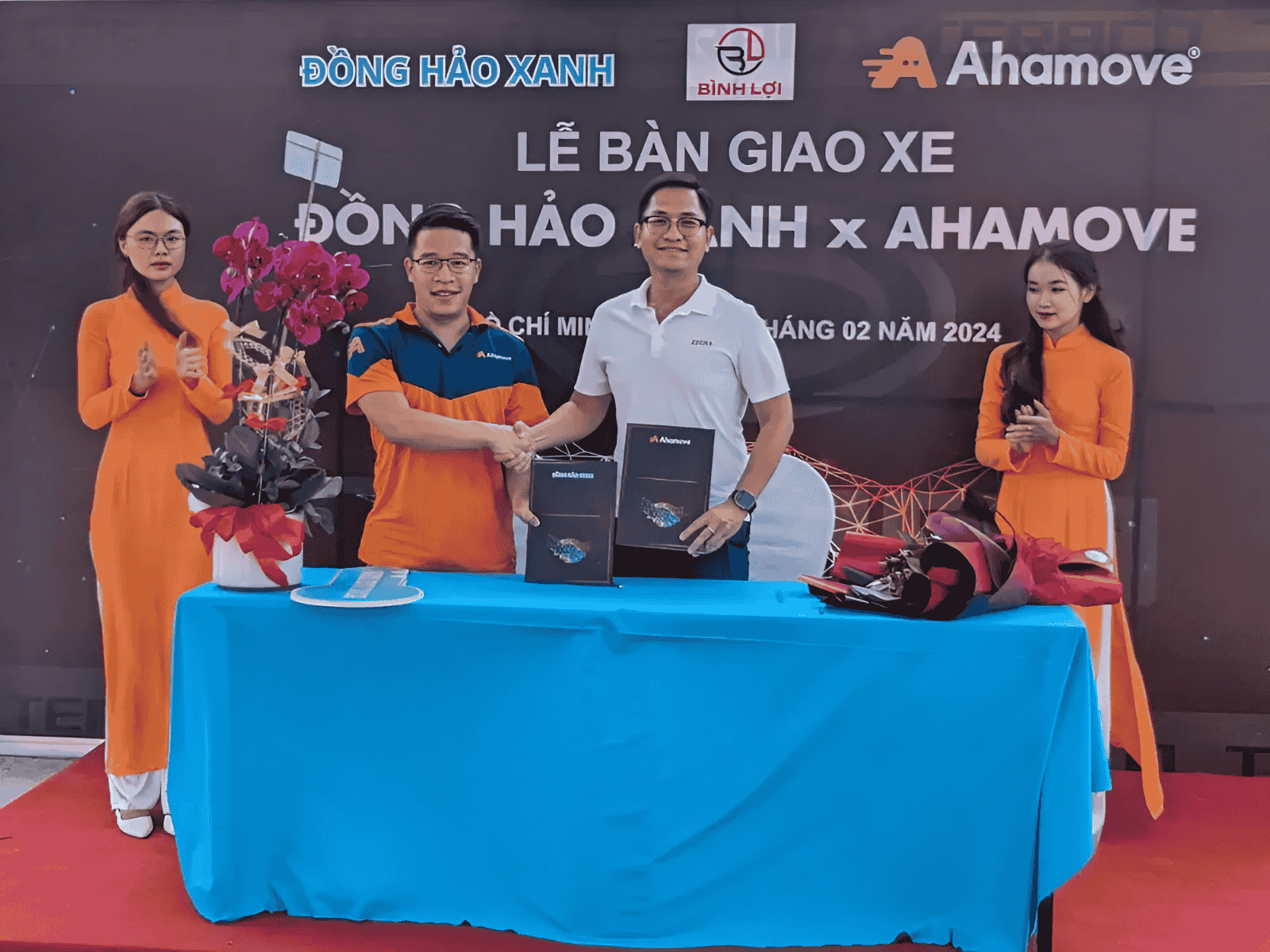 Thiết kế áo khoác đồng phục Ahamove