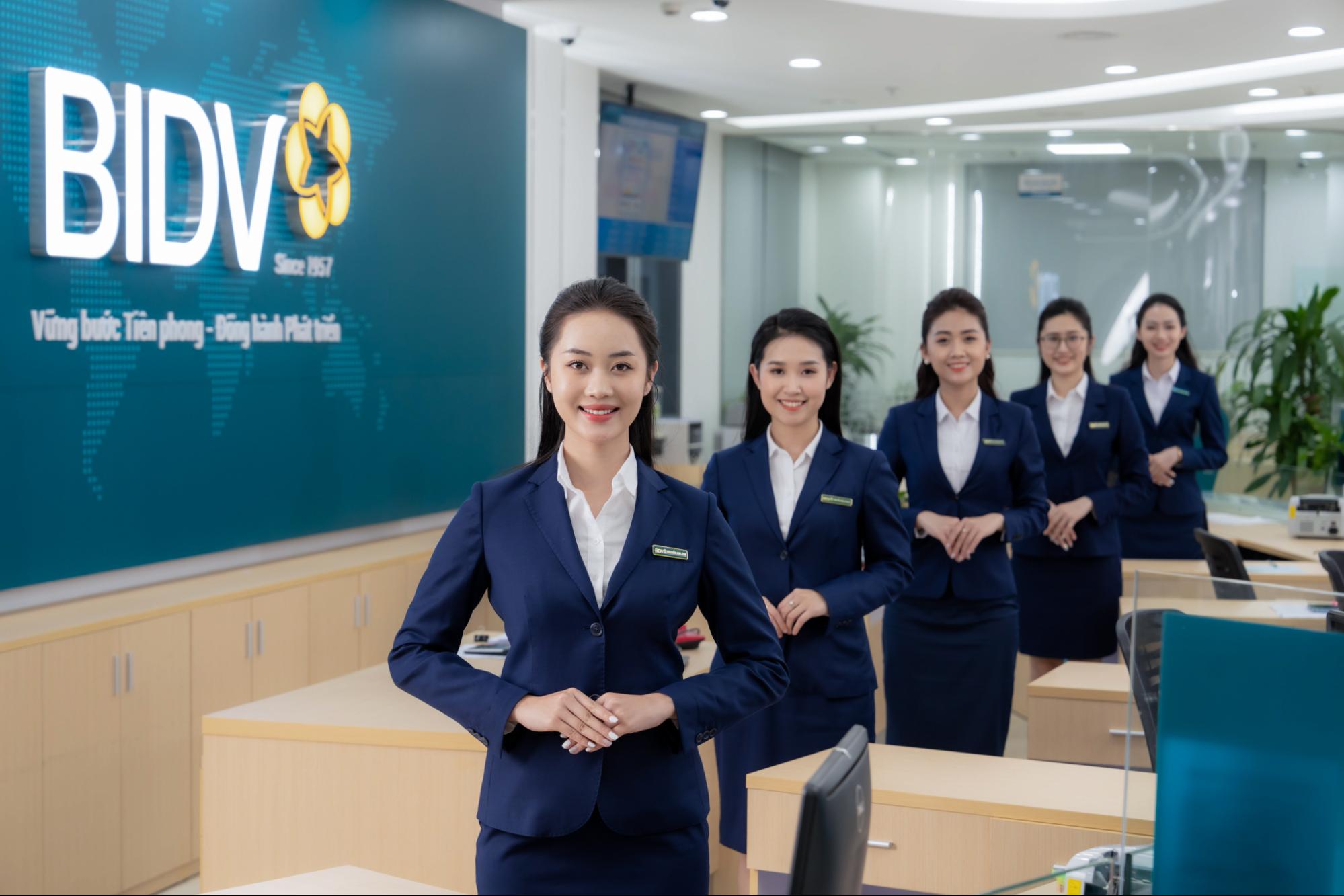 Đồng Phục BIDV Khám Phá Mẫu Thiết Kế Chuẩn và Báo Giá May 7 đồng phục bidv nữ