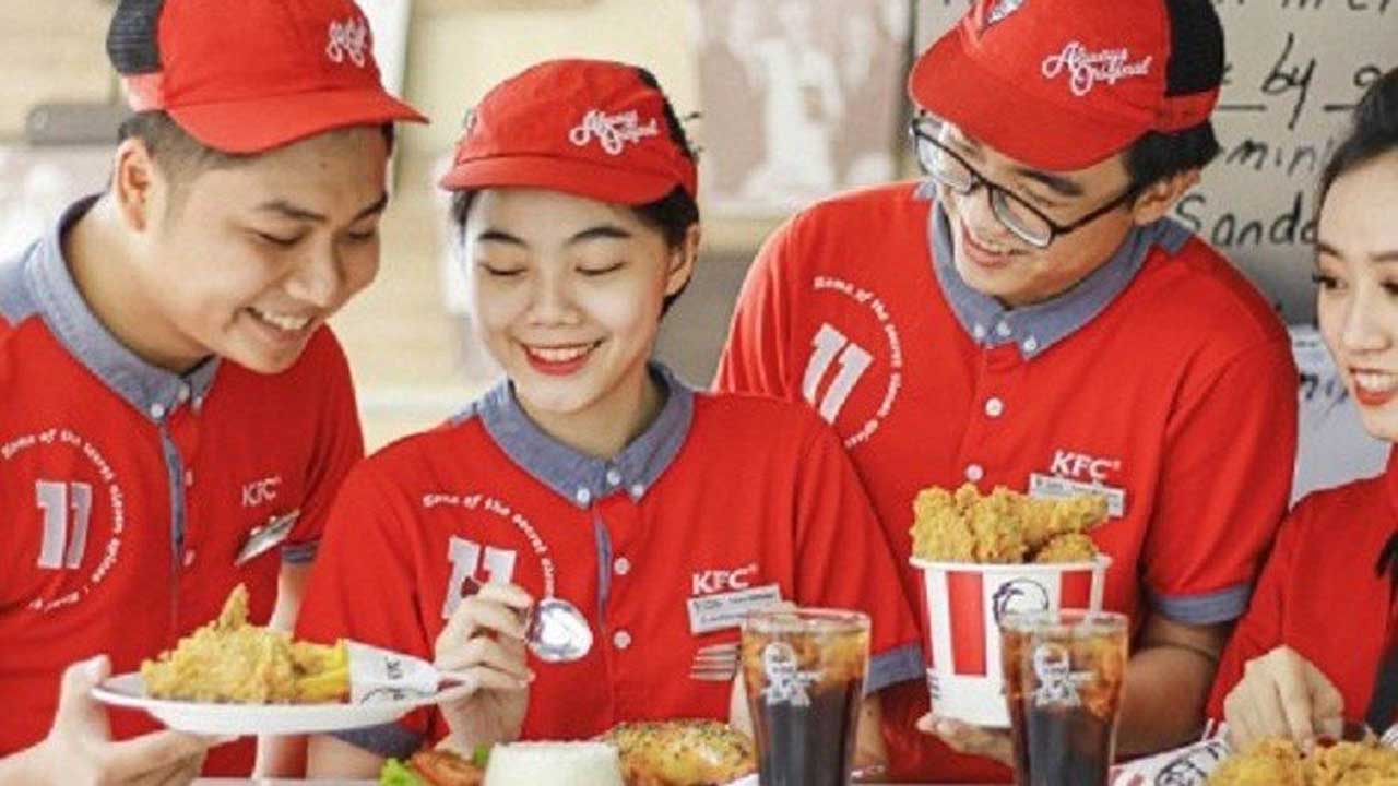 Đồng Phục KFC Và Kinh Nghiệm May Chuẩn Cho Nhà Hàng 2 đồng phục nhân viên kfc
