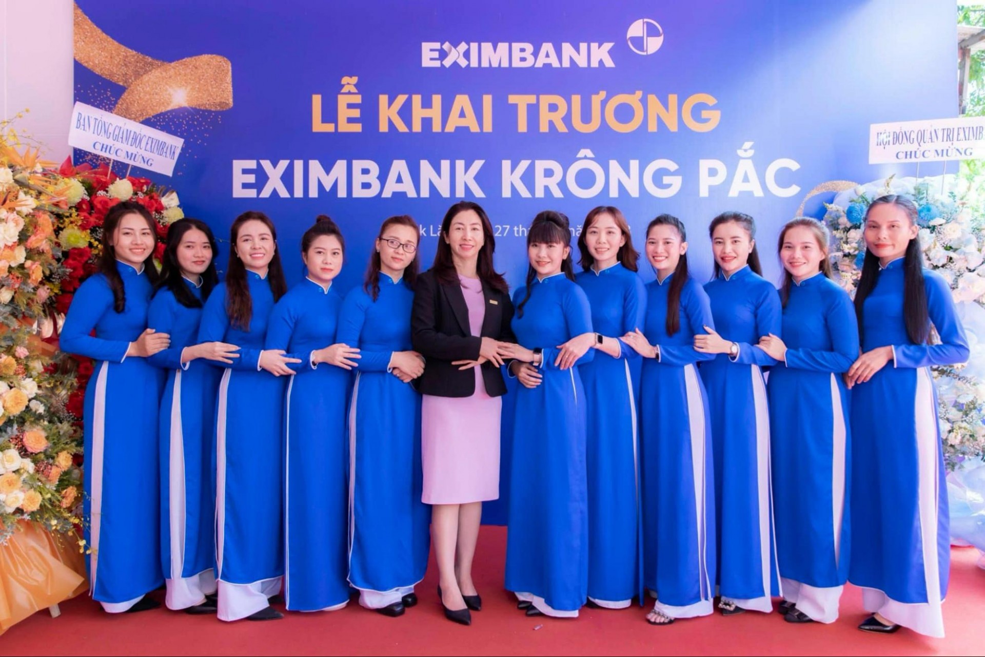 Đồng Phục Eximbank Nâng Tầm Hình Ảnh Thương Hiệu 2 áo dài đồng phục eximbank
