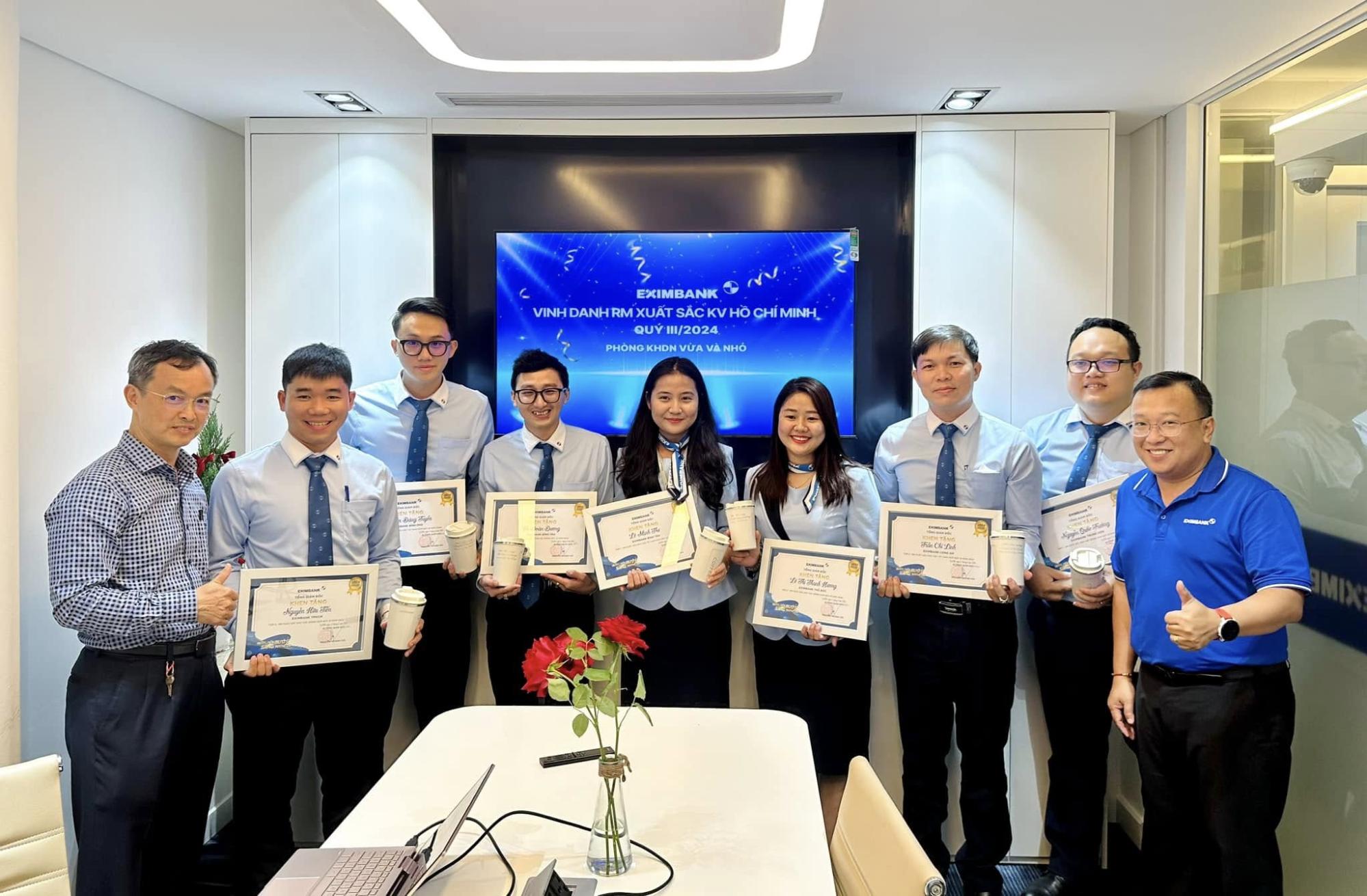 Đồng Phục Eximbank Nâng Tầm Hình Ảnh Thương Hiệu 3 áo thun đồng phục eximbank