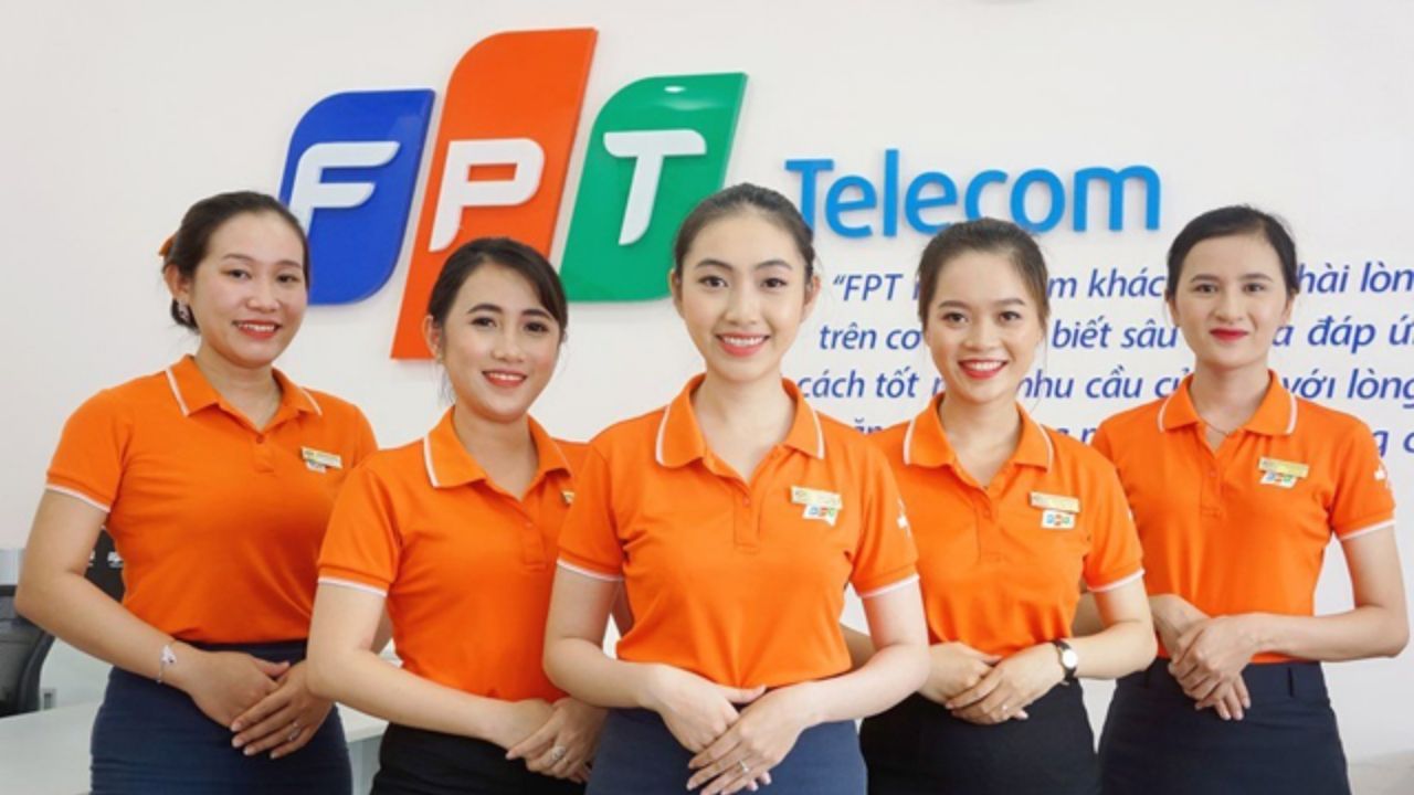 Nhân viên trong đồng phục FPT