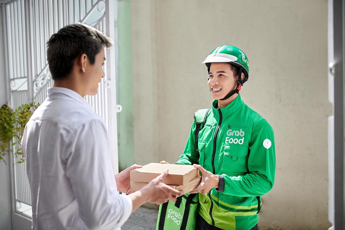 Đồng Phục Grab Quy Định, Bảng Giá & Xưởng May Uy Tín 4 Tài xế mặc đồng phục Grab chuyên nghiệp