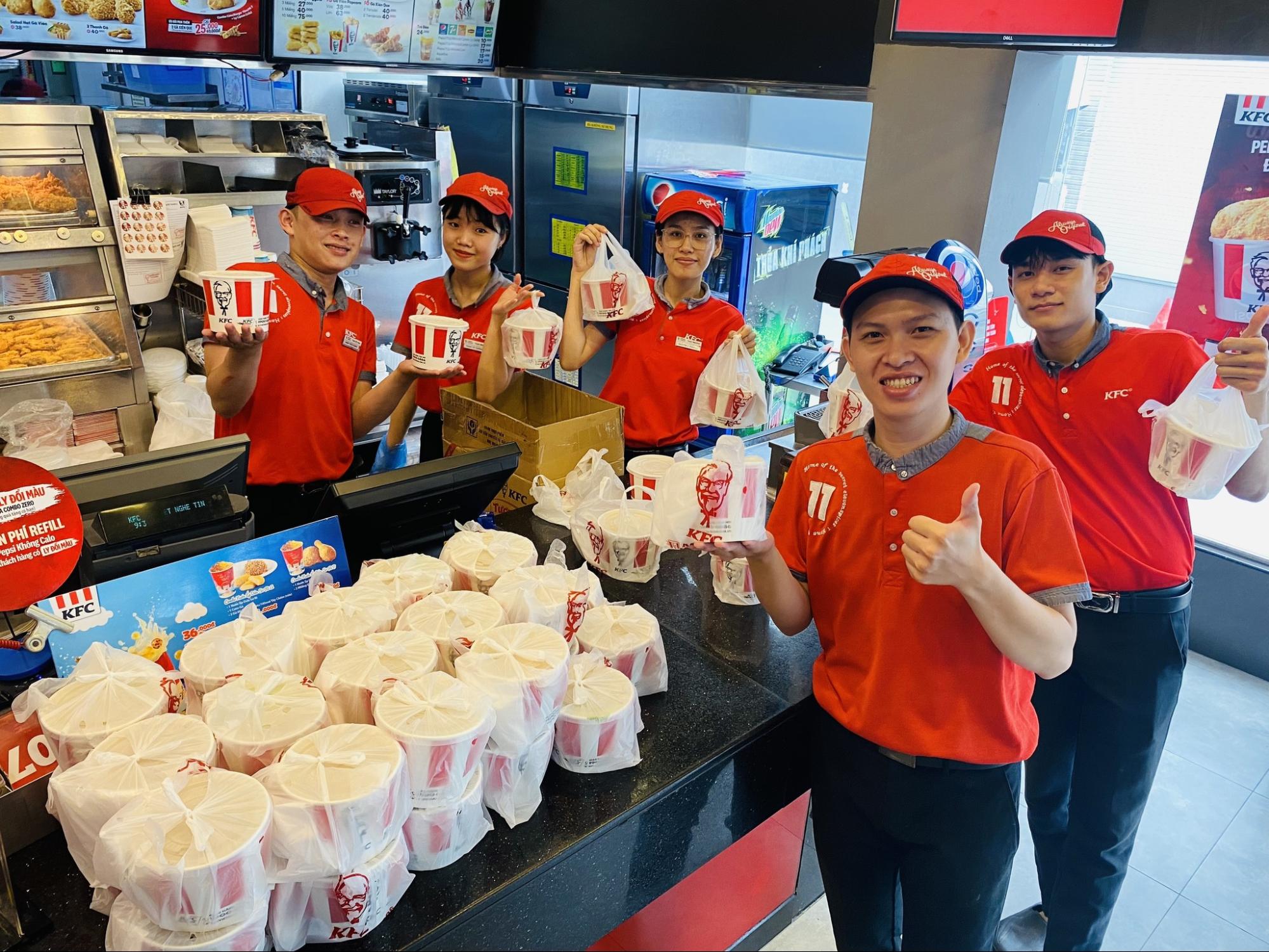 Đồng Phục KFC Và Kinh Nghiệm May Chuẩn Cho Nhà Hàng 6 mẫu đồng phục kfc