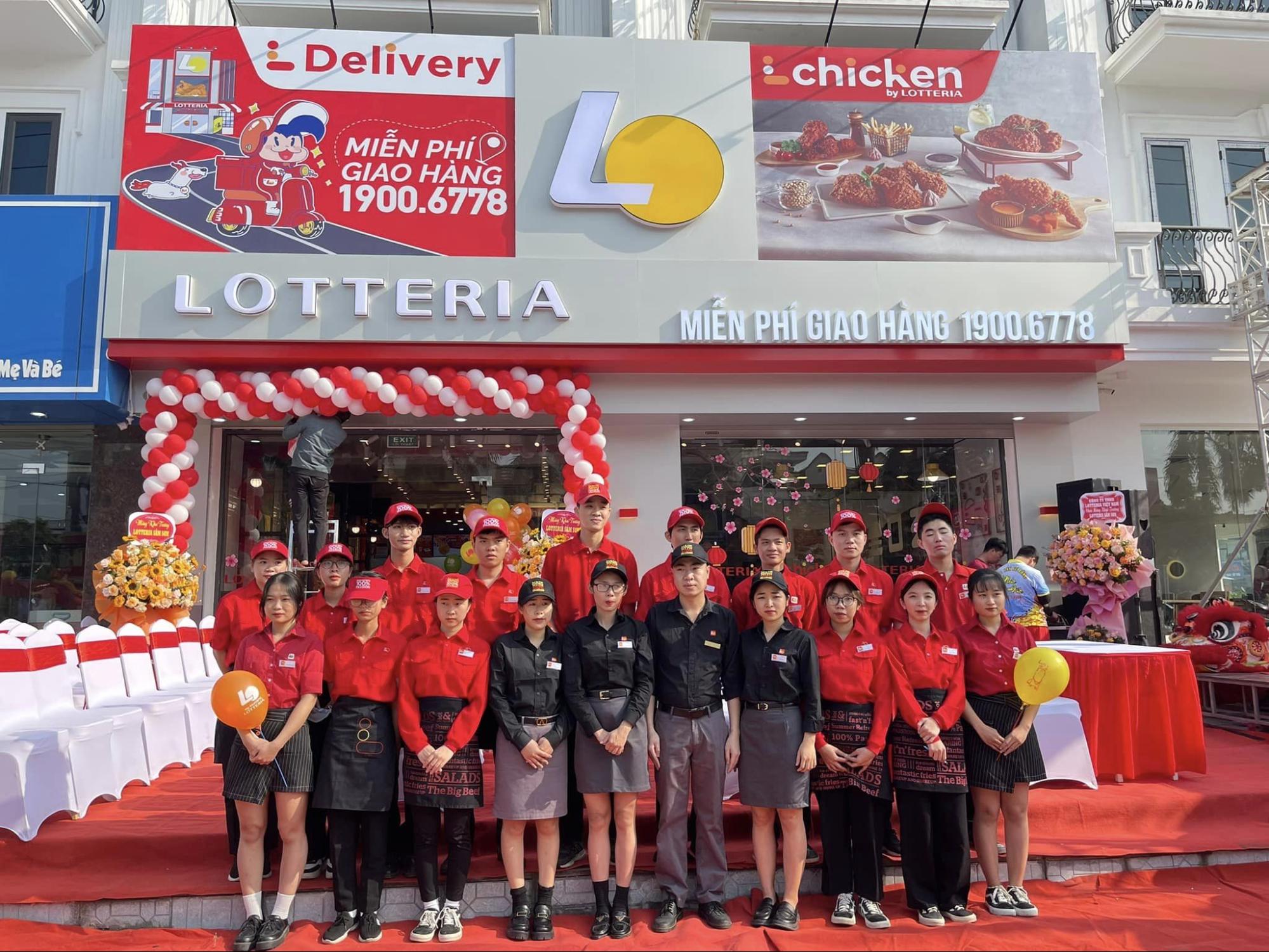 Giải Mã Đồng Phục Lotteria Chuyên Nghiệp Từ A-Z 5 Nhân viên trong bộ đồng phục Lotteria