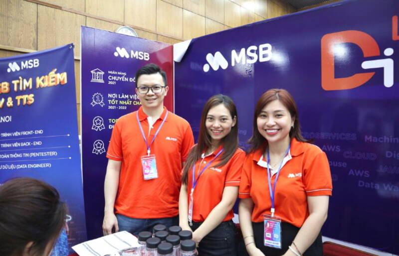 Đồng Phục MSB Phân Tích Chi Tiết & Giải Pháp May Đo 4 Đồng phục quản lý MSB