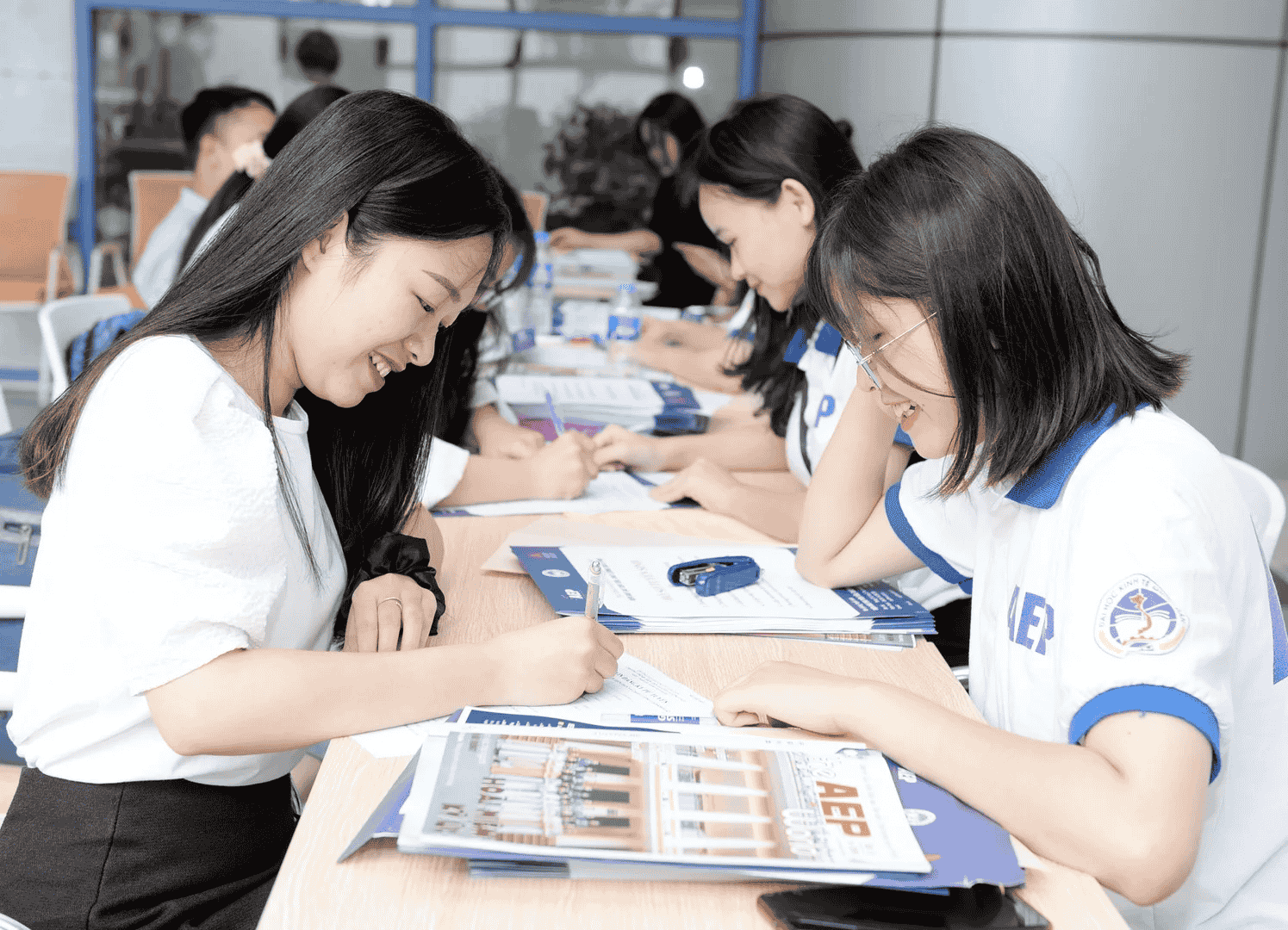Thiết kế đồng phục NEU sáng tạo