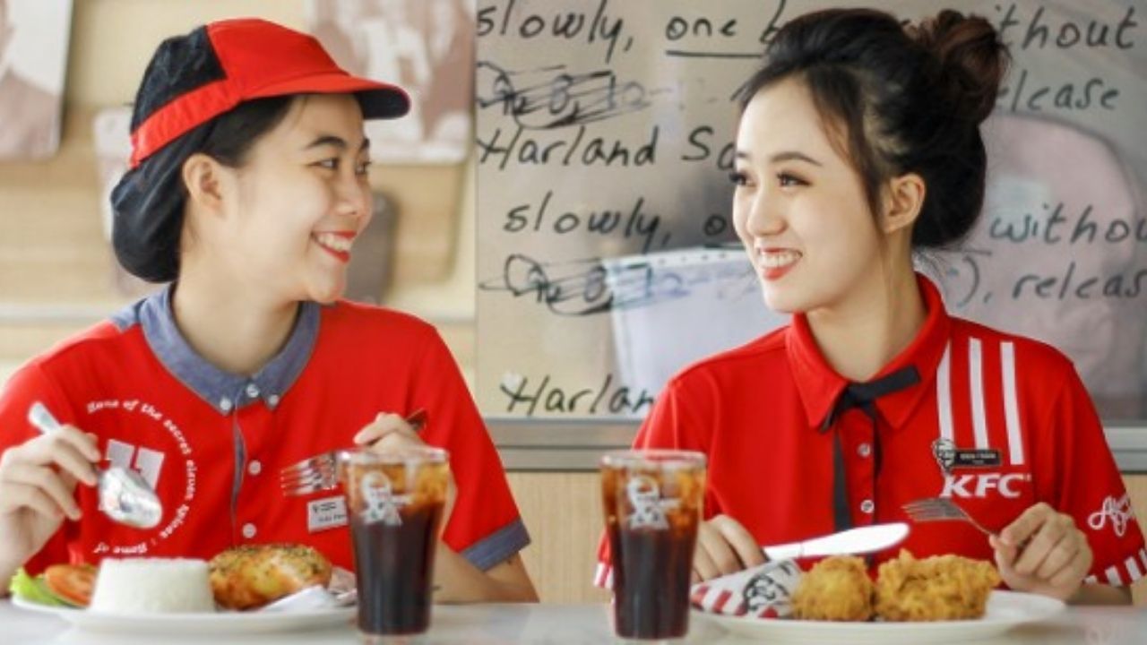 Đồng Phục KFC Và Kinh Nghiệm May Chuẩn Cho Nhà Hàng 3 bộ đồng phục kfc đầy đủ