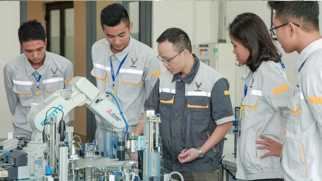 Đồng Phục VinFast Giải Mã Thiết Kế Và Địa Chỉ May Uy Tín 3 Đồng phục nhân viên vinfast