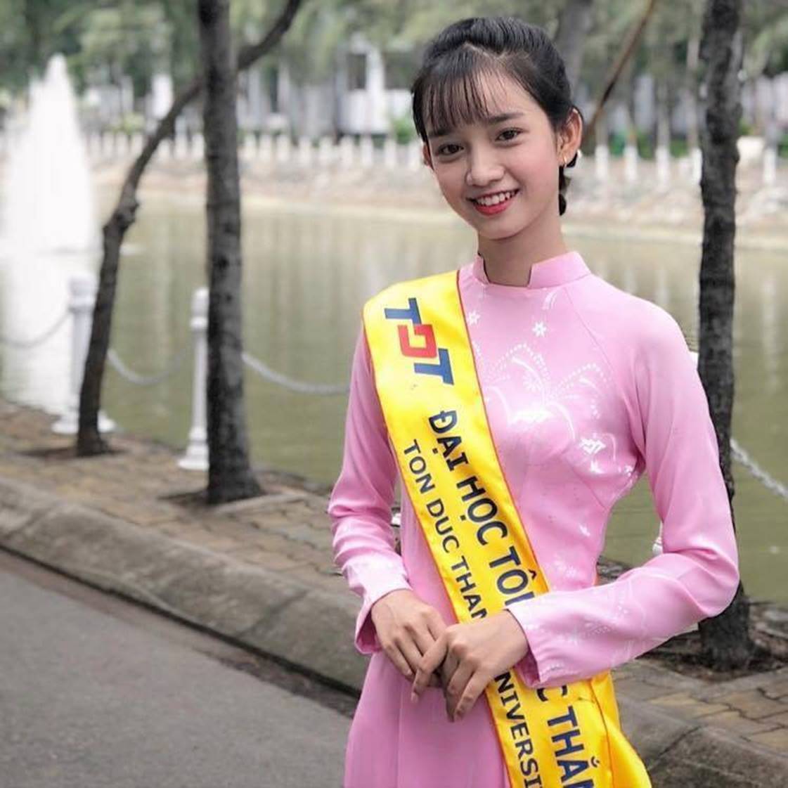 Mẫu đồng phục chính khóa Tôn Đức Thắng