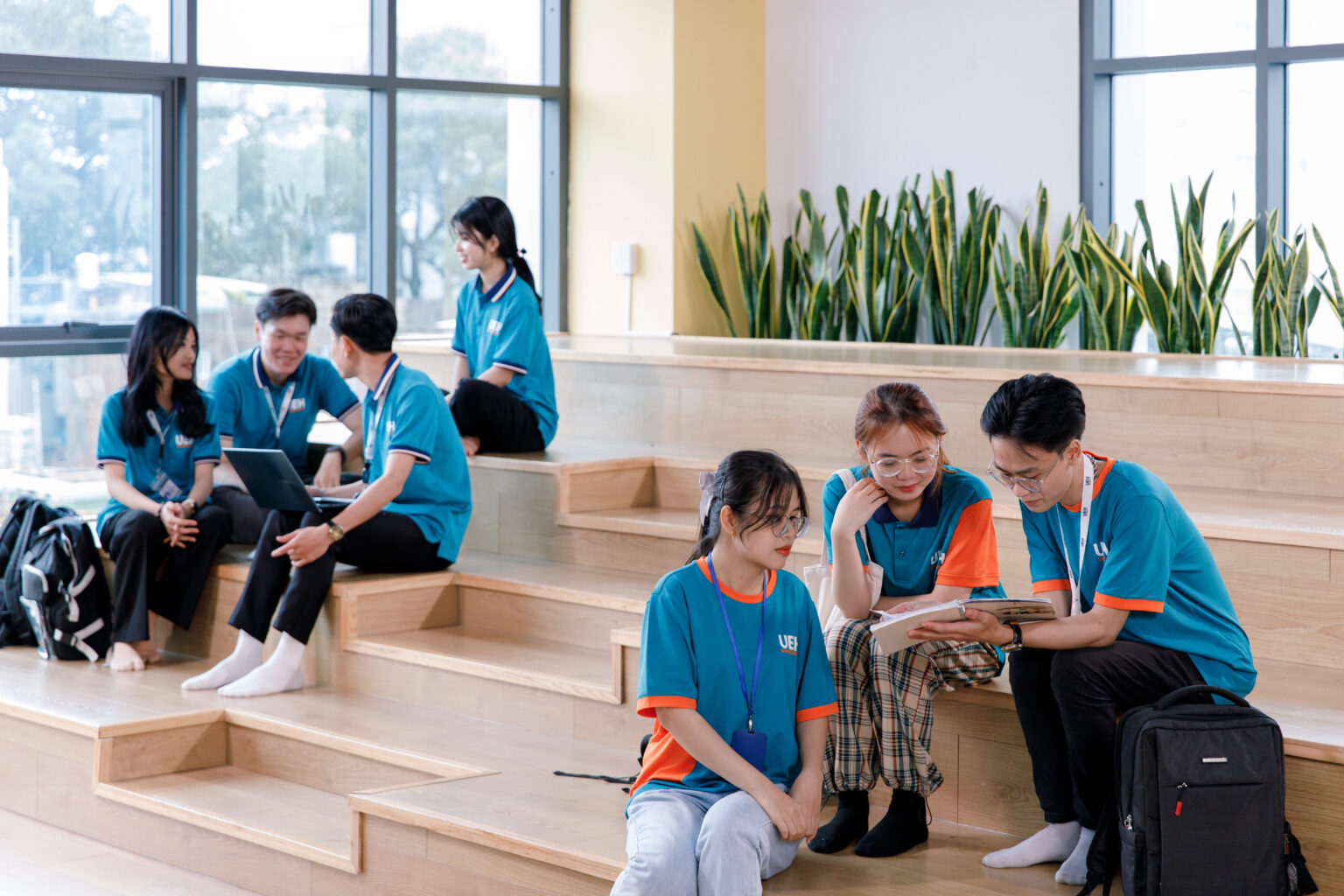 Đồng Phục UEH Toàn Tập Mẫu Mã, Bảng Giá & Nơi Mua 6 đồng phục sự kiện ueh