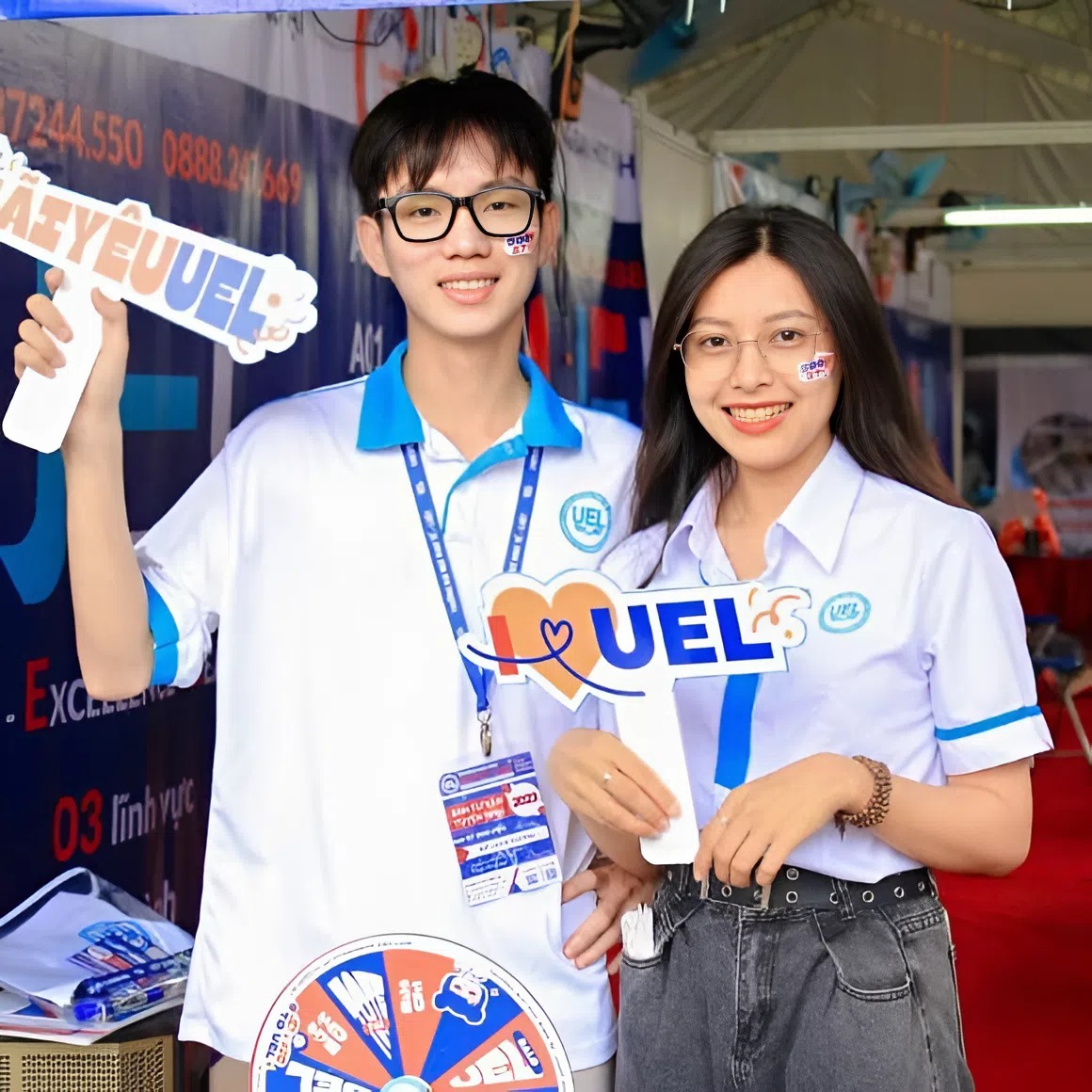 Sinh viên trong đồng phục UEL