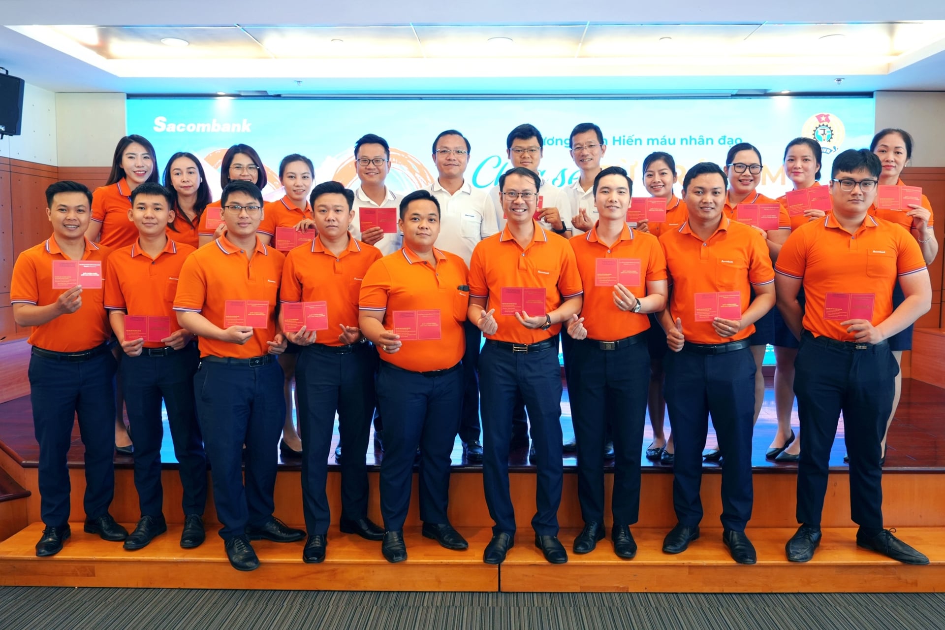Áo dài đồng phục Sacombank truyền thống