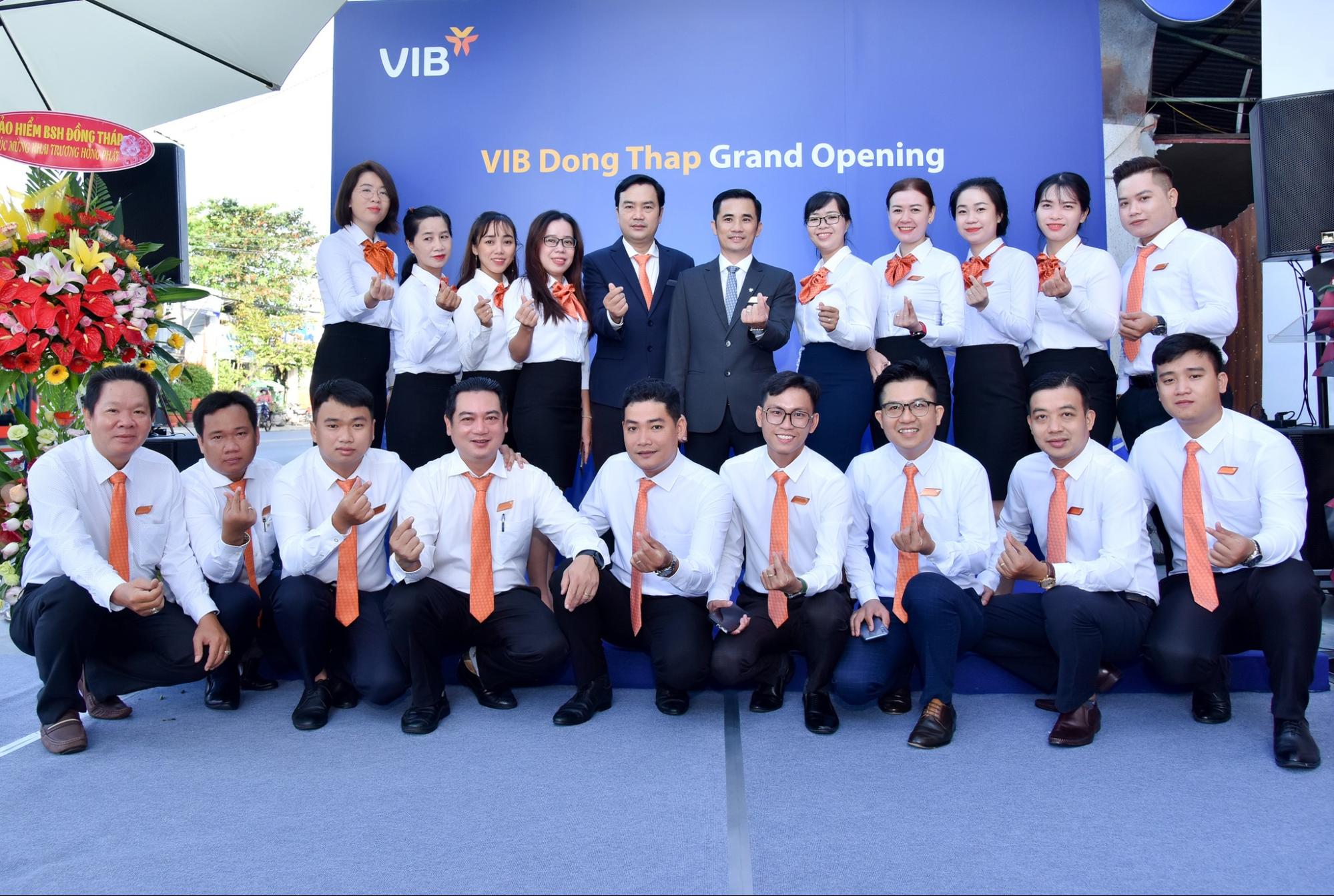 Mẫu đồng phục VIB cho nam và nữ