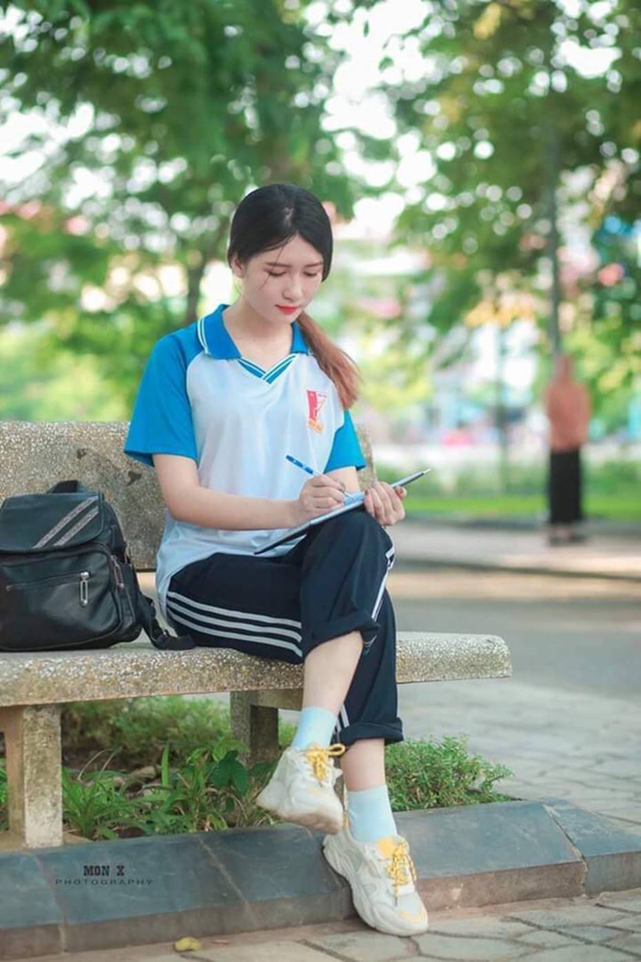 Nữ sinh duyên dáng trong bộ đồng phục Bách Khoa