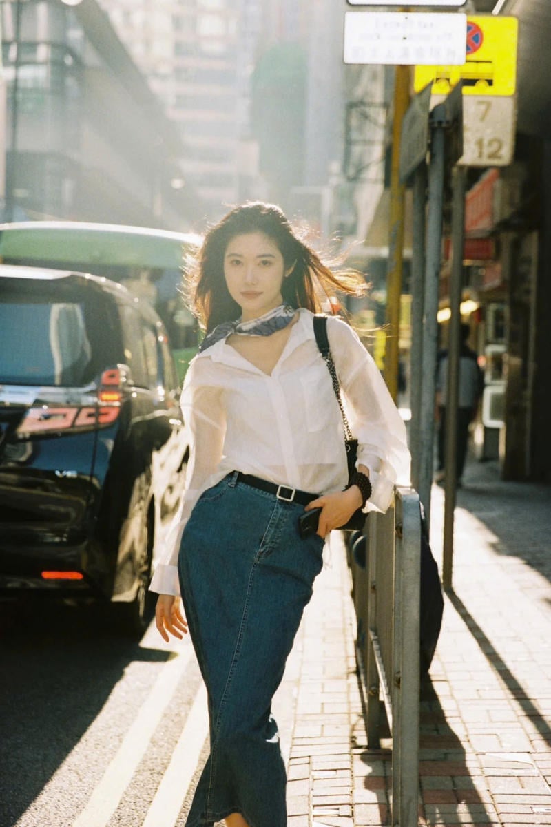 style quần jean áo sơ mi trắng nữ năng động