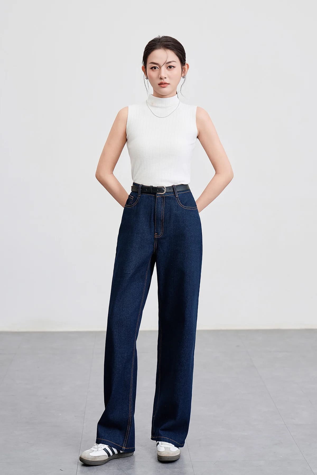 Quần jean ống rộng phối với áo croptop