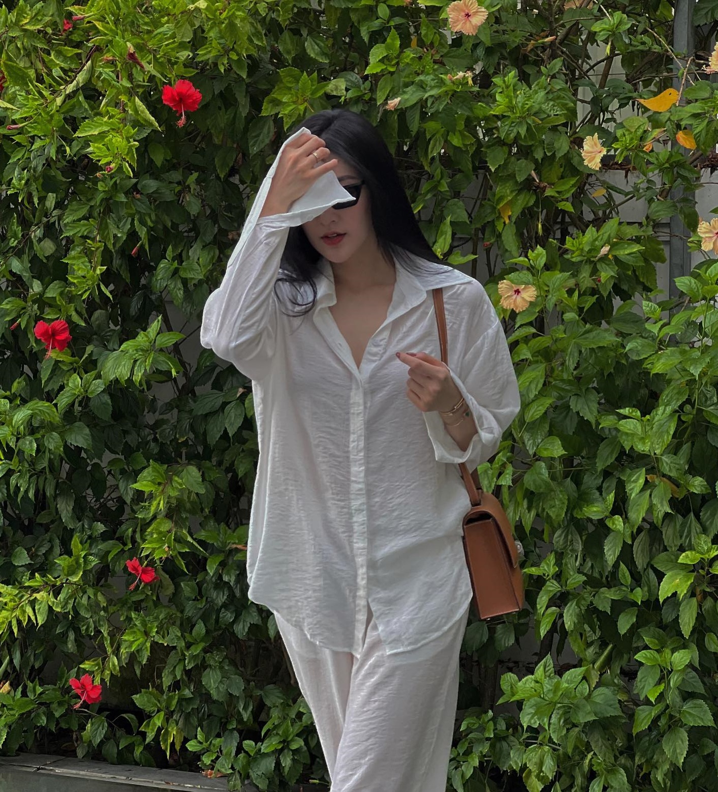 Áo sơ mi oversize mặc với quần ống rộng