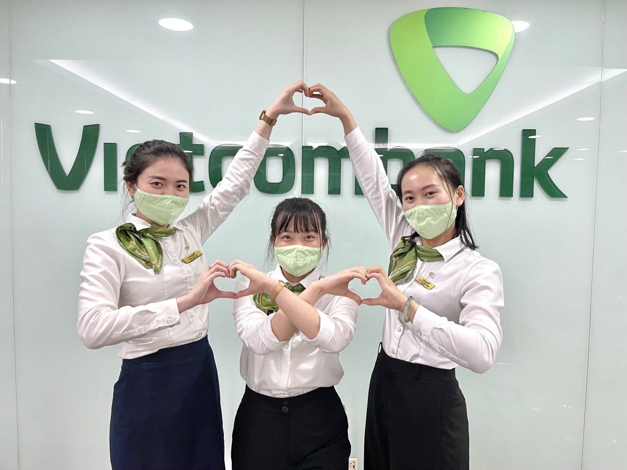 Đồng Phục Ngân Hàng Đẹp | Tư Vấn Thiết Kế & Báo Giá 6 Thiết kế đồng phục ngân hàng trẻ trung