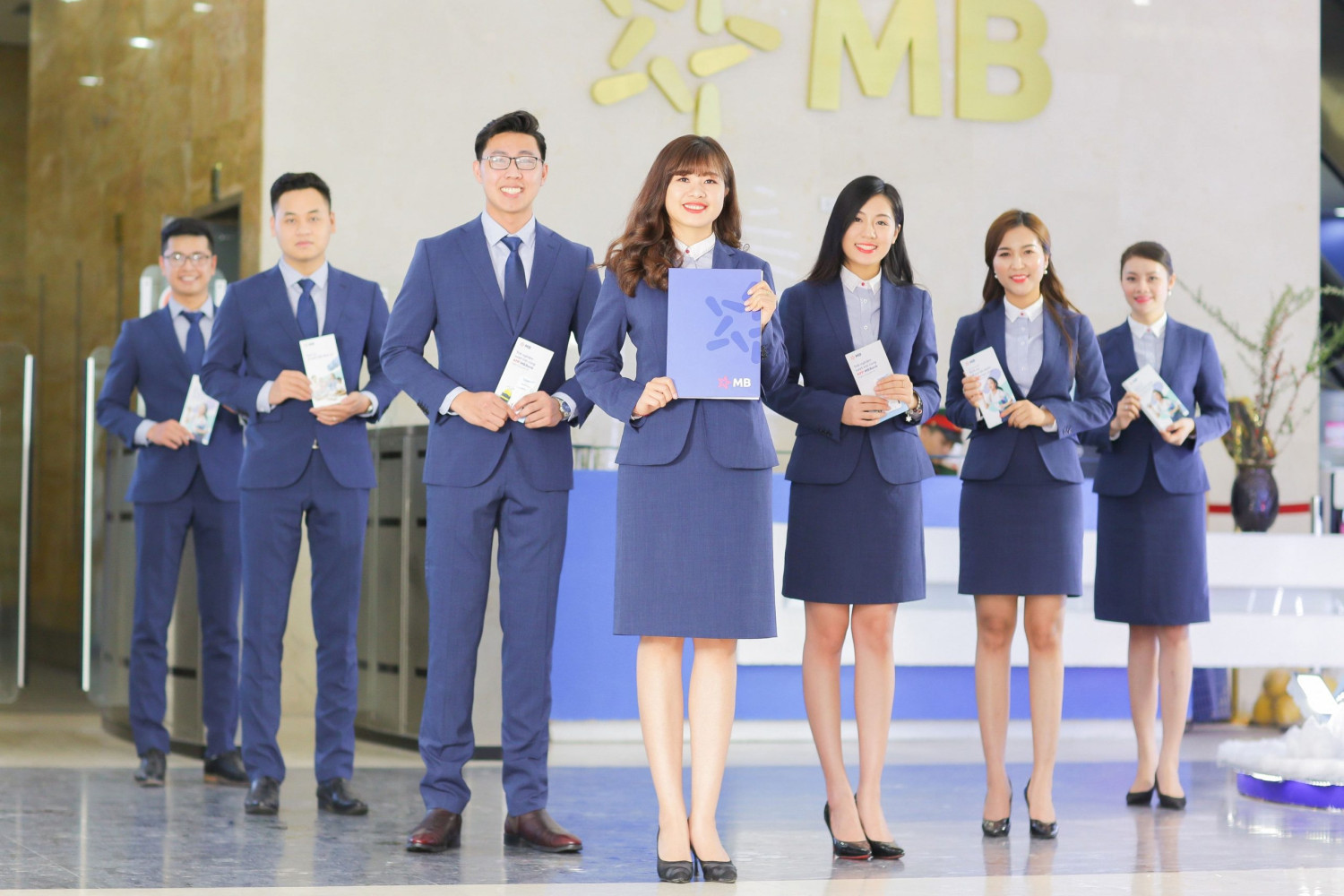Đồng Phục Ngân Hàng Đẹp | Tư Vấn Thiết Kế & Báo Giá 3 Đồng phục ngân hàng MB Bank