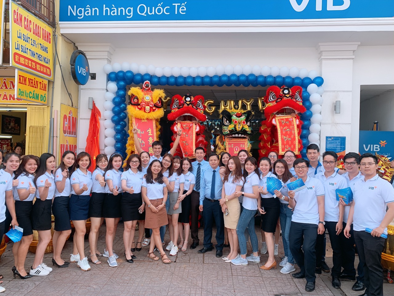 Nhân viên trong đồng phục VIB