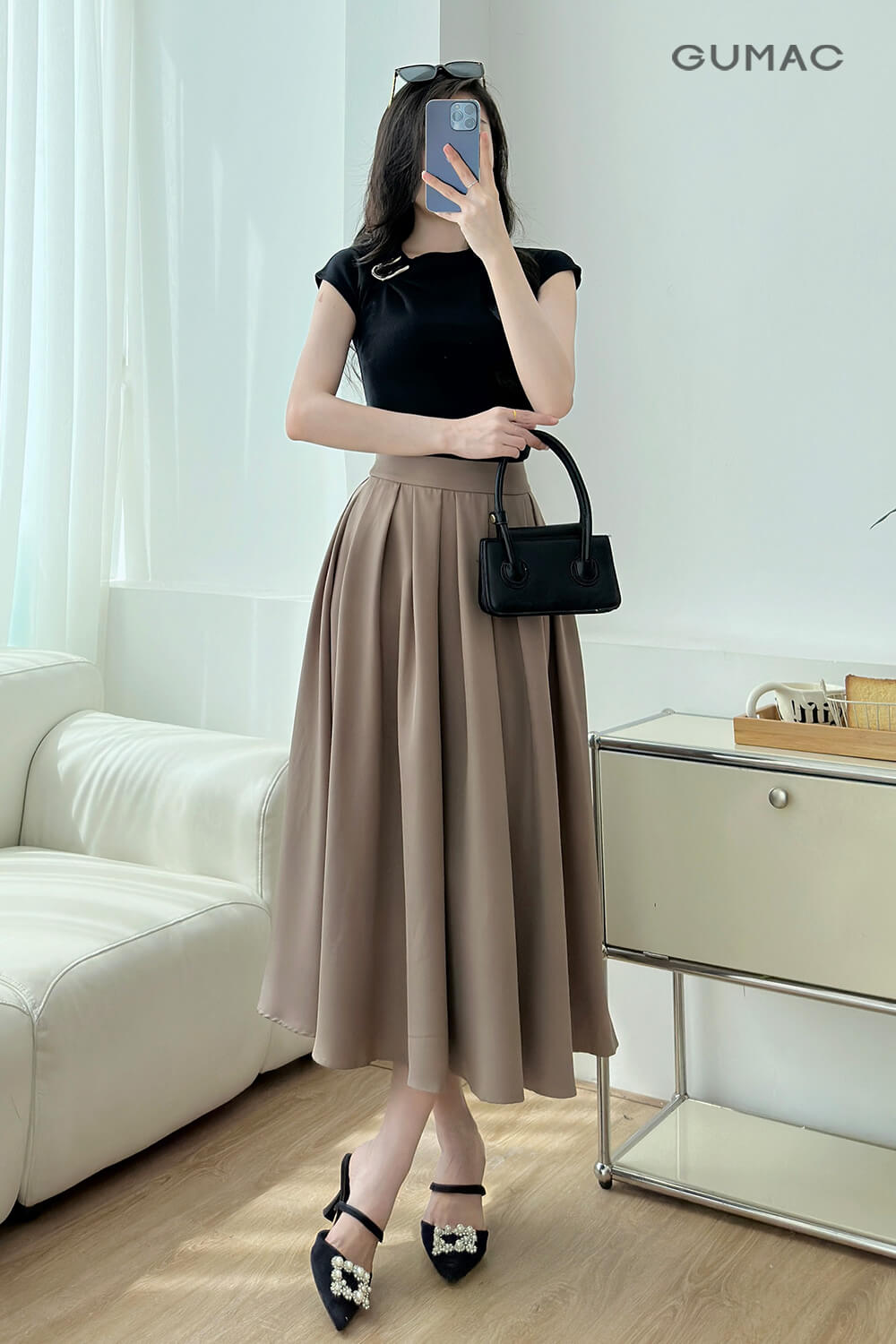 phối đồ với chân váy xếp ly dài màu đen