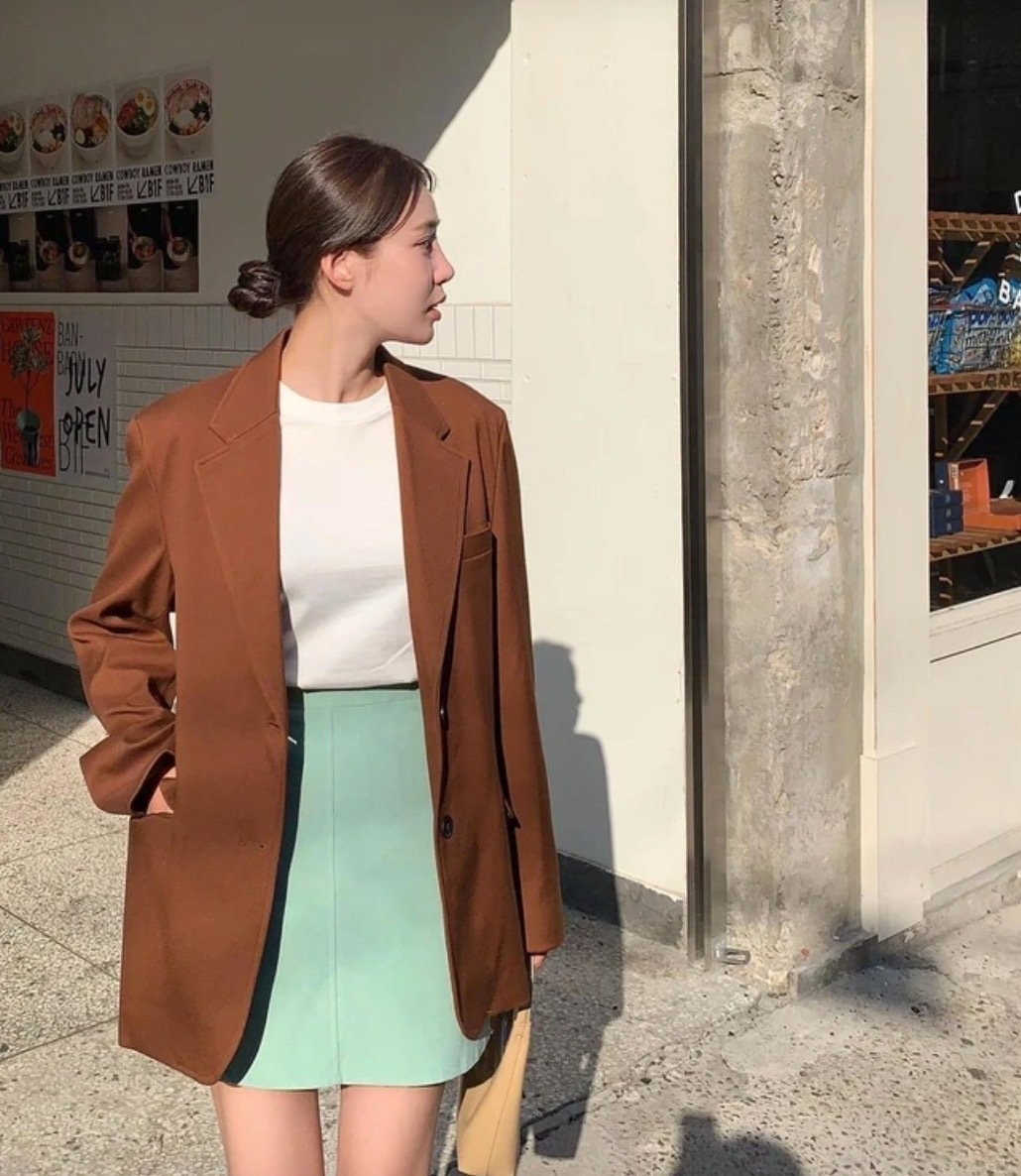 mix blazer đen với váy