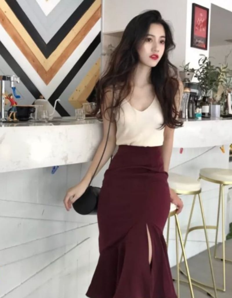 chân váy đuôi cá dáng dài phối với áo gì
